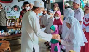 Foto Ketua IPHI bersama anak yatim2
