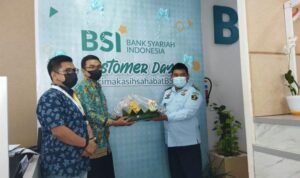 area-manager-bsi-manado-ari-suharso-menyerahkan-tumpeng-kepada-perwakilan-nuiuiu