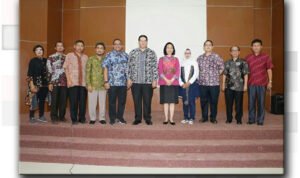 AWAL PEMBANGUNAN PROYEK: Prof Dr Ellen J Kumaat bersama pejabat Unsrat dan perwakilan IsDB tahun saat awal pekerjaan proyek pembangunan gedung Fatek dan FH Unsrat beberapa tahun lalu.(foto: dok FT Teknik)